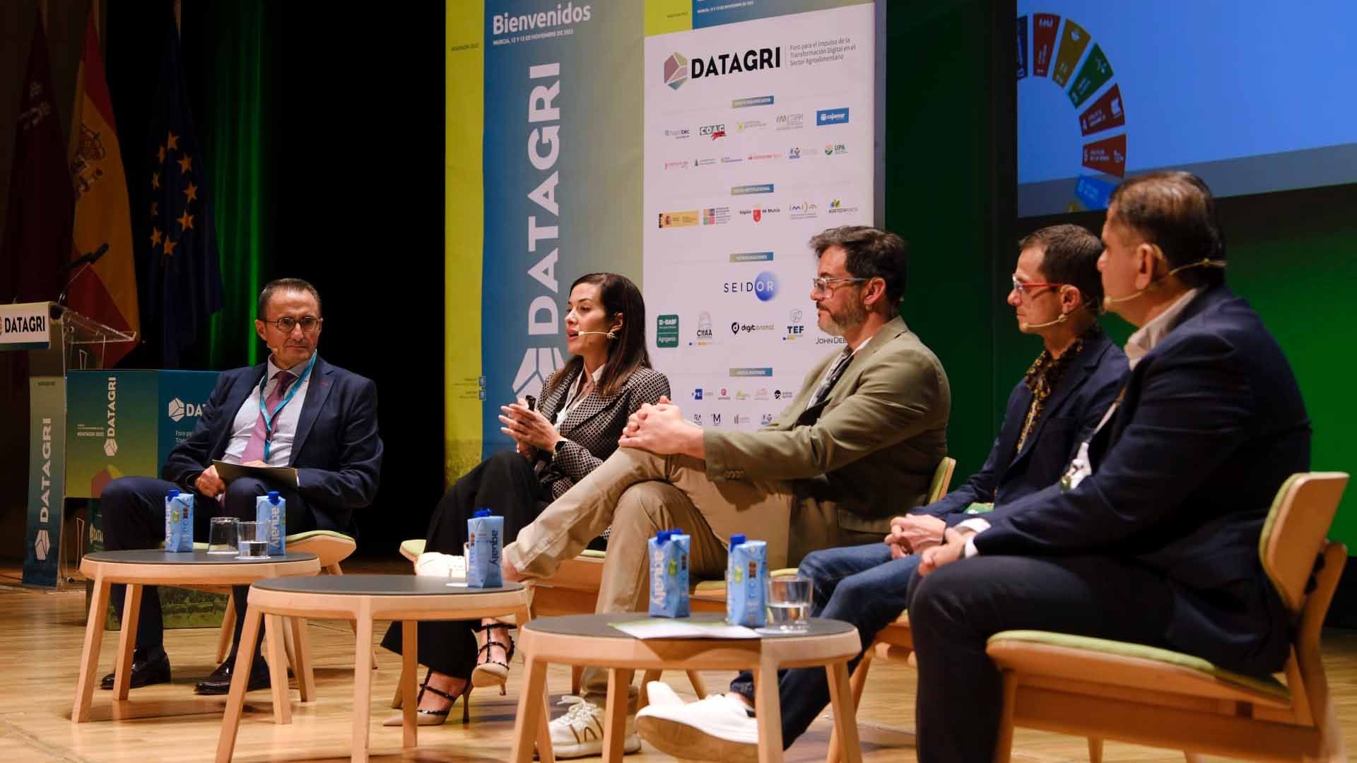 Mesa 'Ganadería Conectada: Digitalización y Eficiencia en el Sector Porcino'.