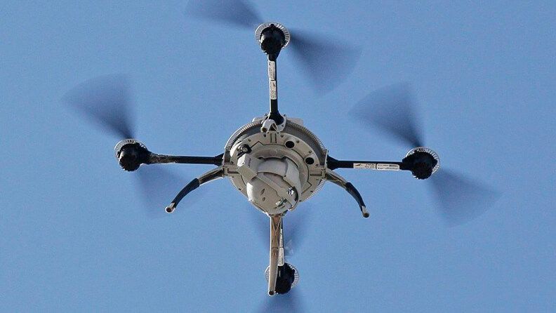 Imagen de un dron sobrevolando un campo. Foto: EFE Archivo/ Paco Campos.