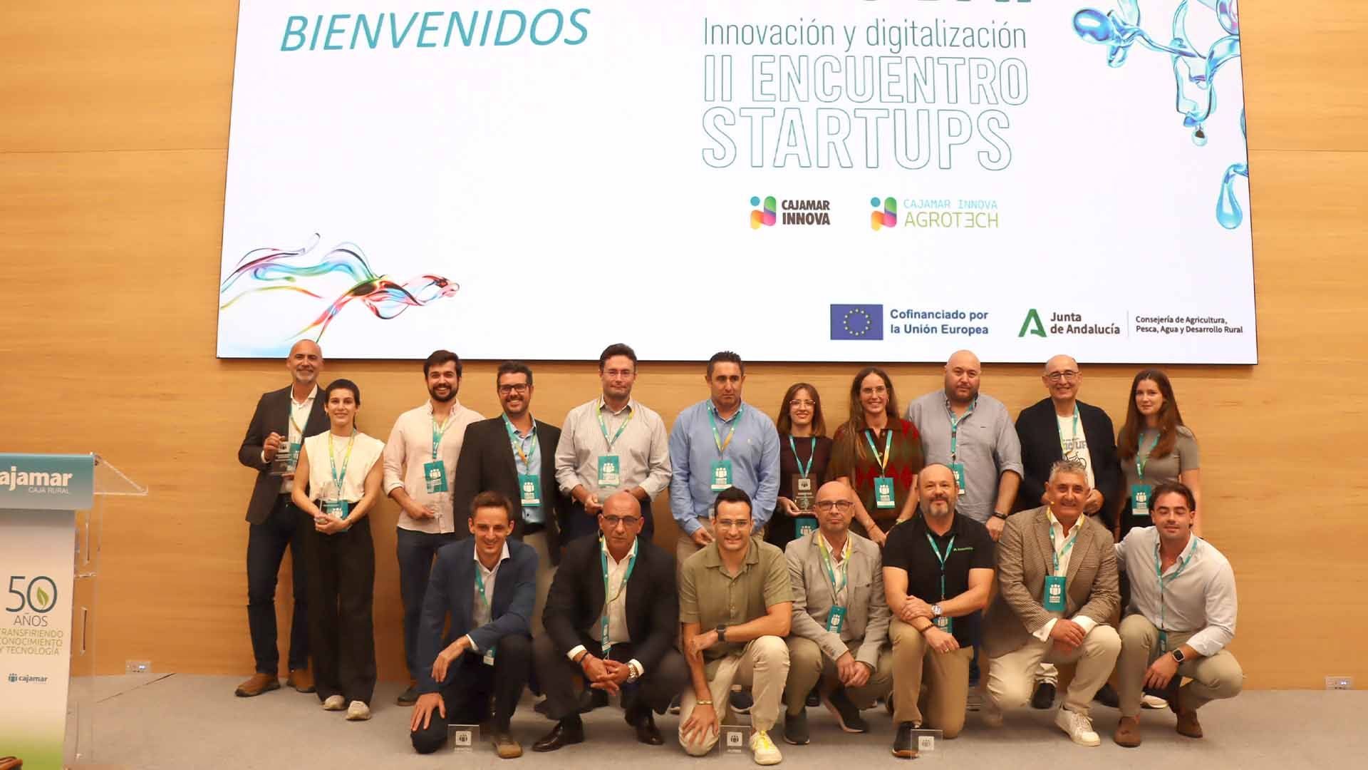Foto de familia de la clausura de los programas iniciados a principios de 2025.
