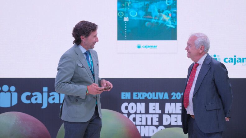 Francisco Martínez, director Comercial y de Economía Social de Cajamar, junto con Jaime Palafox, asesor agroalimentario de Palafox Food & Wine