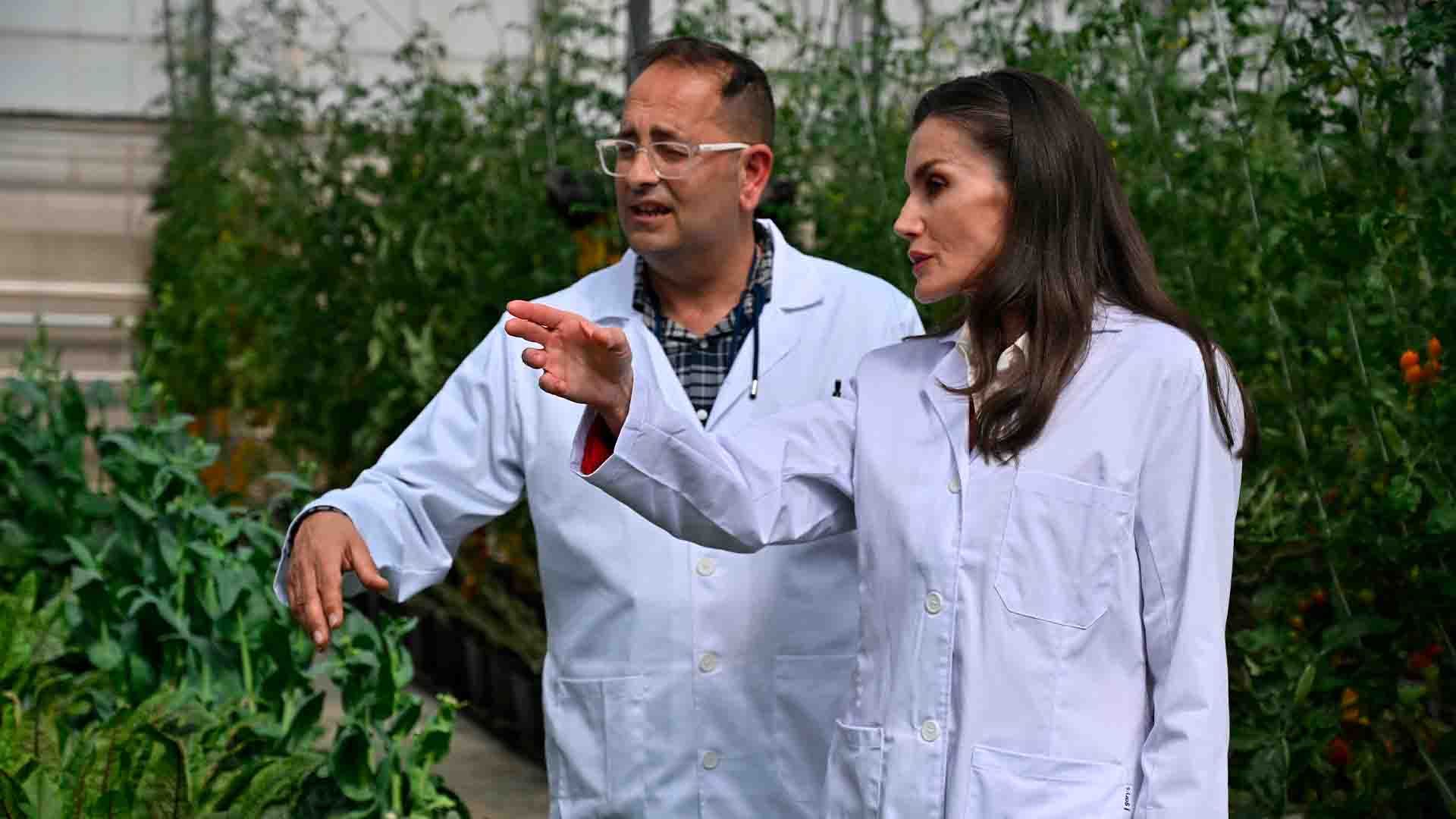 La Reina recorre las instalaciones del centro tecnológico con motivo de su 50 aniversario.