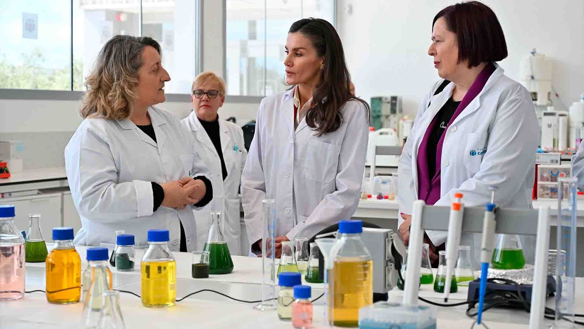 La Reina recorre las instalaciones del centro tecnológico con motivo de su 50 aniversario.