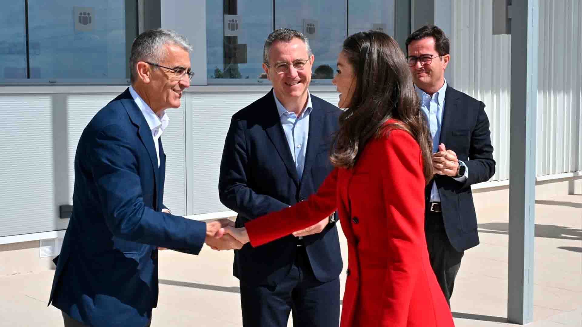 La Reina recorre las instalaciones del centro tecnológico con motivo de su 50 aniversario.