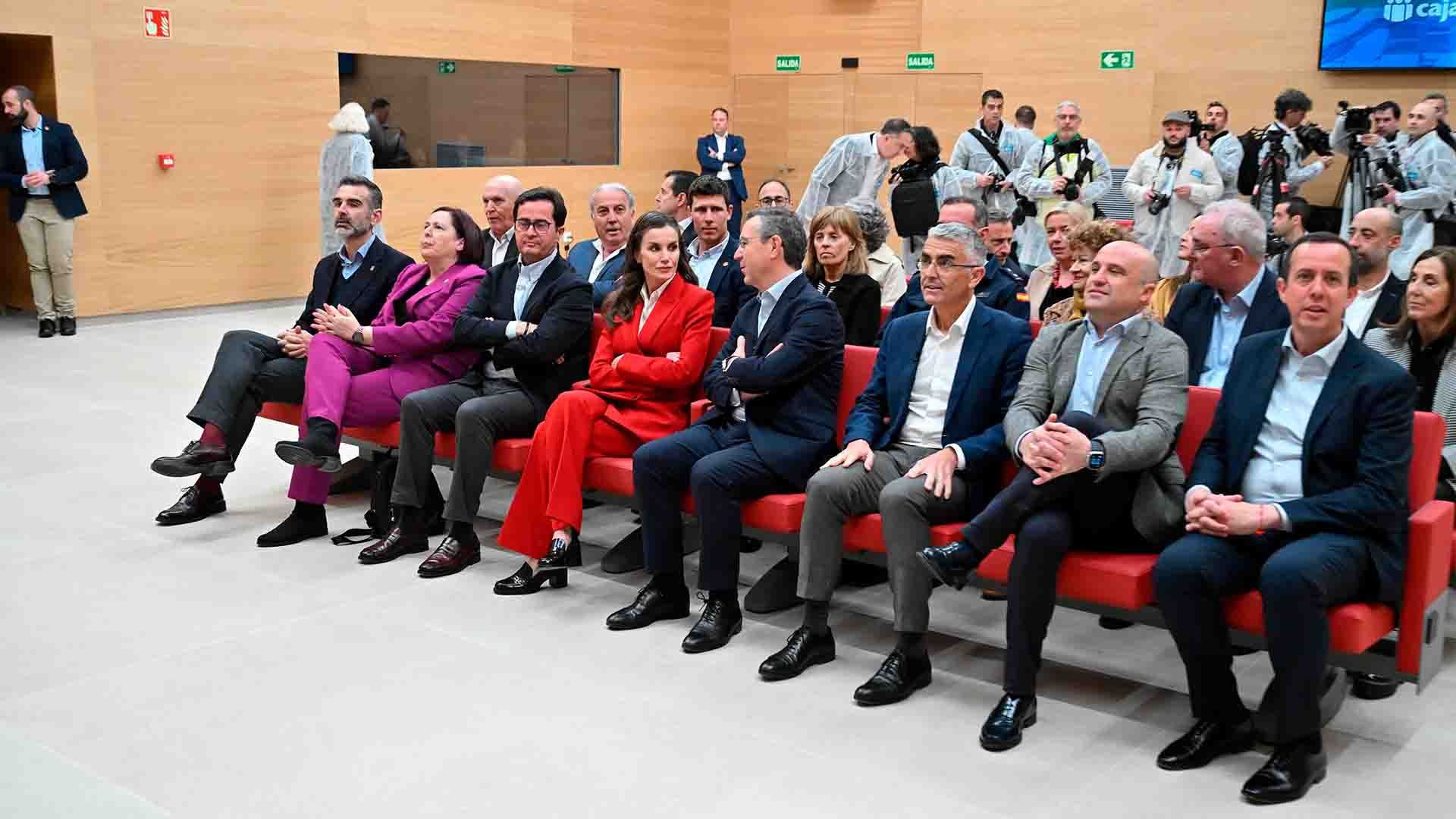 La Reina recorre las instalaciones del centro tecnológico con motivo de su 50 aniversario.