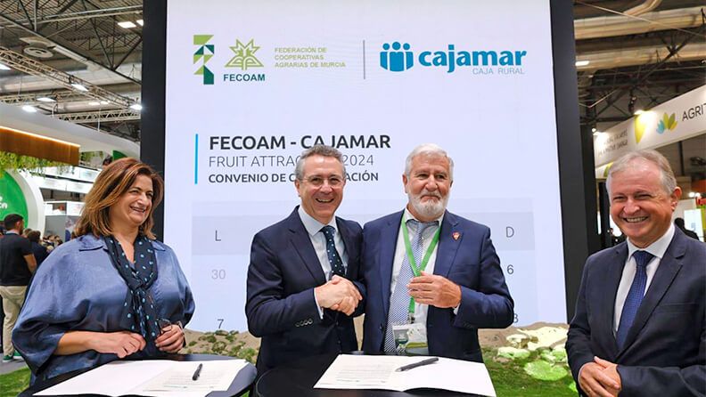 El presidente de Cajamar, Eduardo Baamonde y la directora territorial de Murcia, María Dolores Pagán; con el presidente de Fecoam.