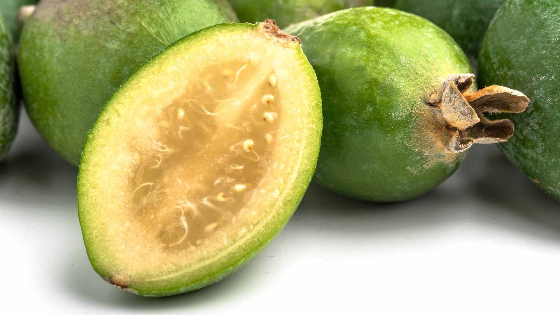 La feijoa Acca sellowiana), también llamada guayaba del Brasil o guayaba-piña, es una fruta tropical y subtropical comestible originaria de las tierras altas de Sudamérica.