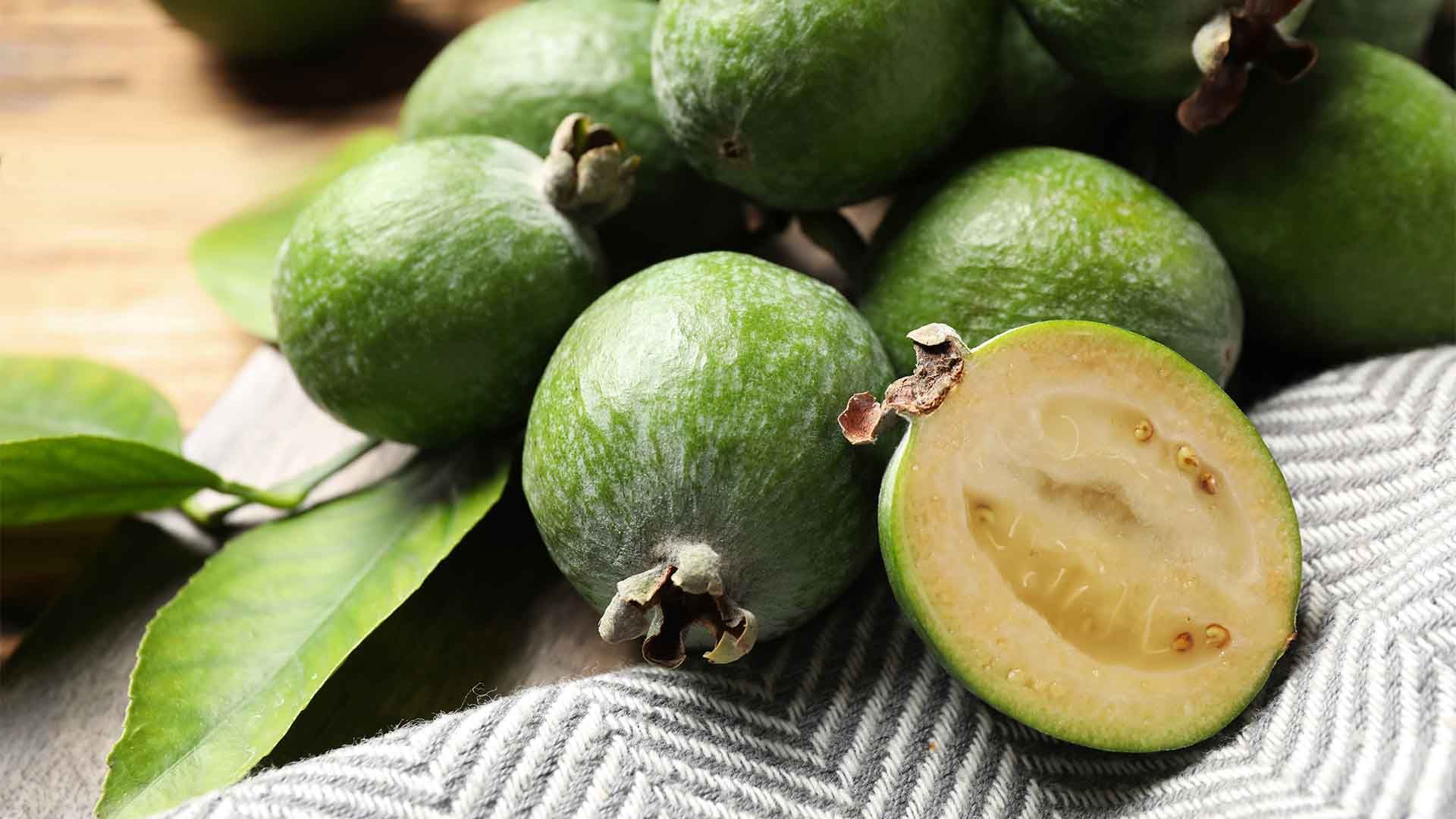 La feijoa (Acca sellowiana), también llamada guayaba del Brasil o guayaba-piña, es una fruta tropical y subtropical comestible originaria de las tierras altas de Sudamérica.
