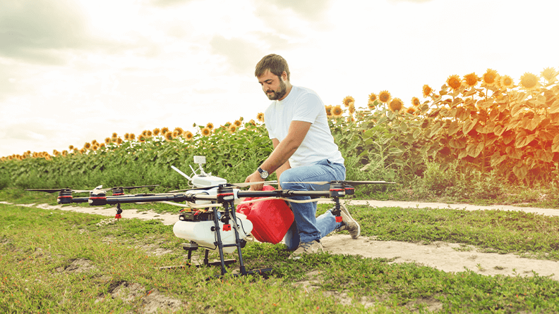 Joven vierte fertilizante para riego en drones agrícolas