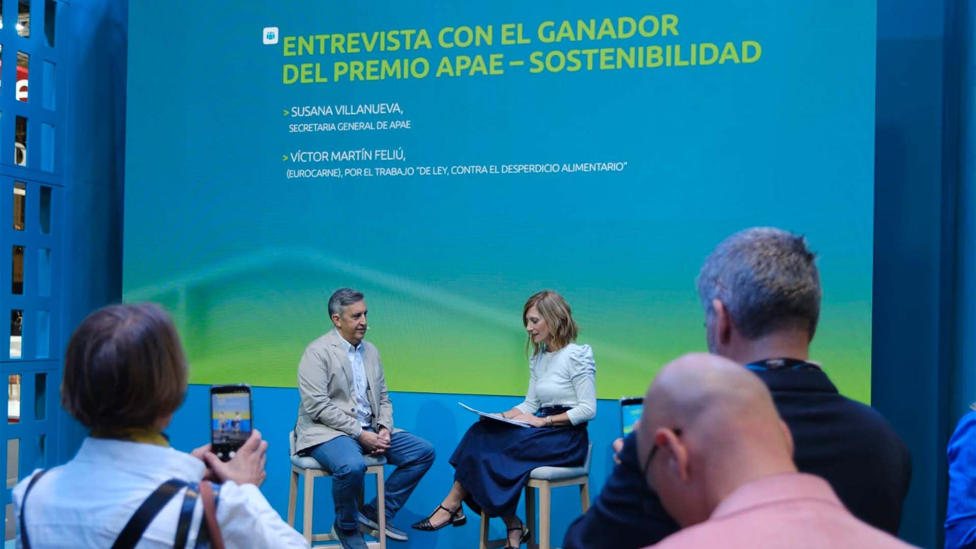 Premio al periodista Víctor Martín.