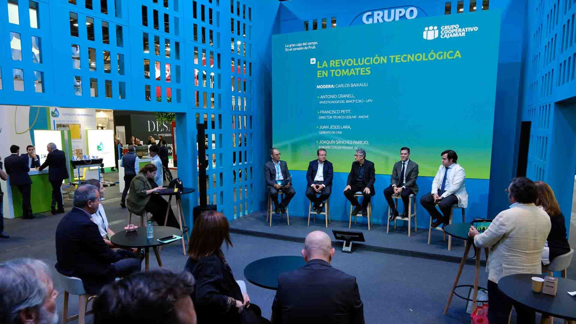 Mesa redonda de la pasa Fruit Attraction de 2025 en el stand de Grupo Cajamar.
