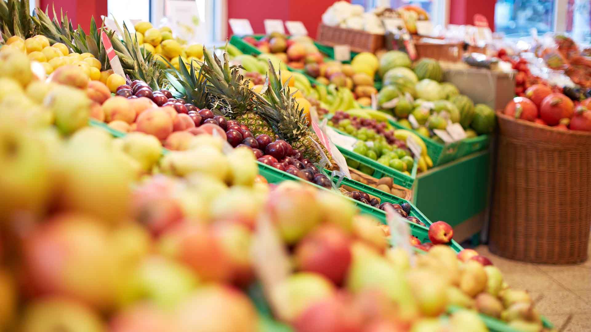 Puesto de frutas y hortalizas en supermercado.