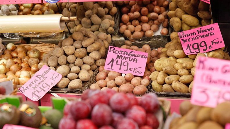 Vista de un puesto con frutas y hortalizas en un mercado de Madrid. EFE/ Javier Lizón