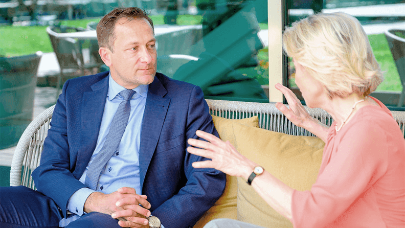 Christophe Hansen conversa con Ursula von der Leyen en una imagen reciente.