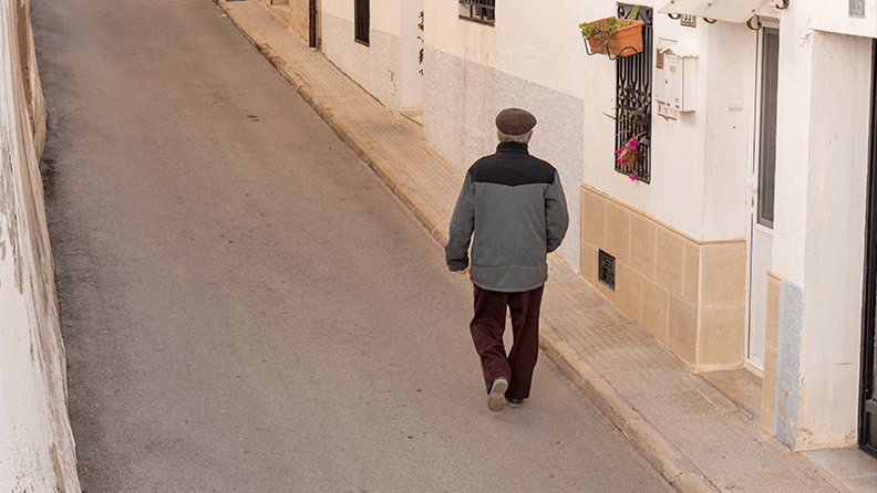 Un hombre camina por un pueblo español