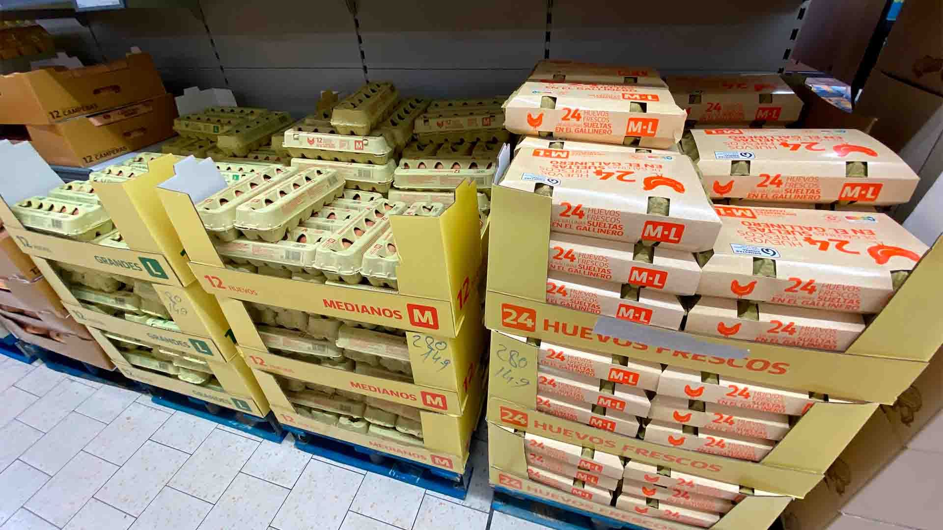 Paquetes de huevos en supermercado.