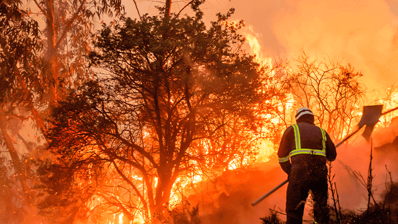 Un bombero intenta controlar un incendio forestal en España, ola de calor