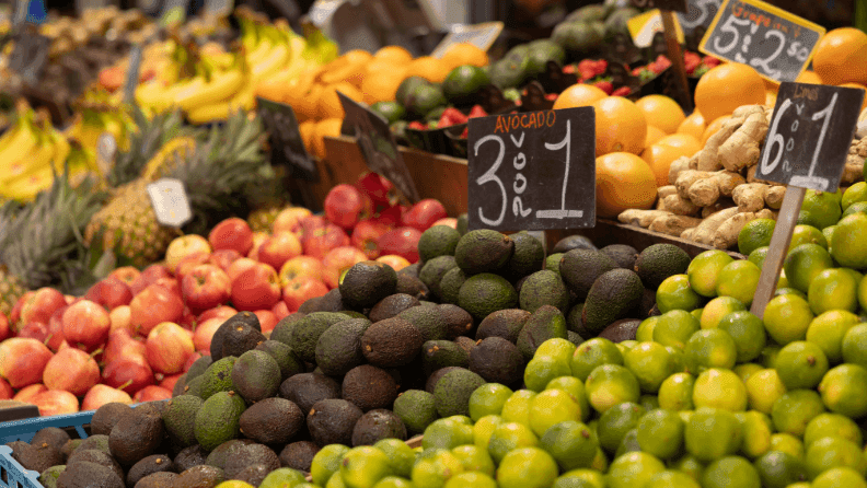 Frutas en supermercado.