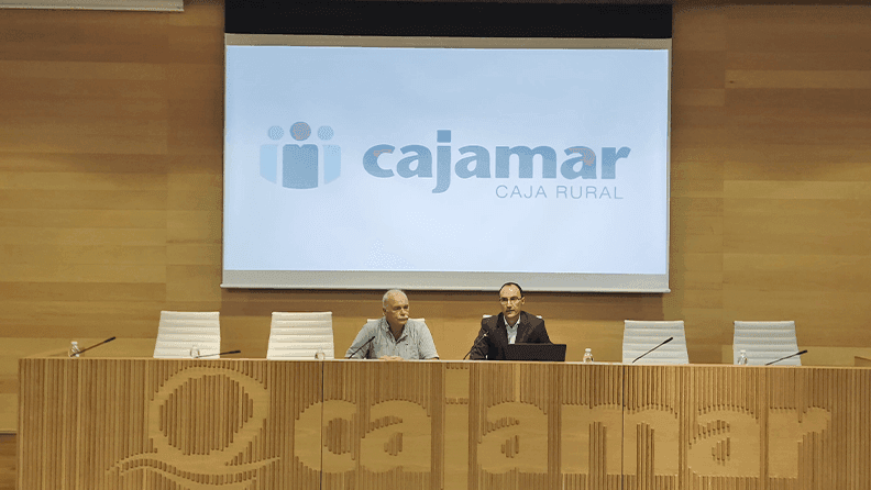 El invesigador, Jan van Der Blom, y el director de la Estación Experimental Cajamar, Ramón Gil.