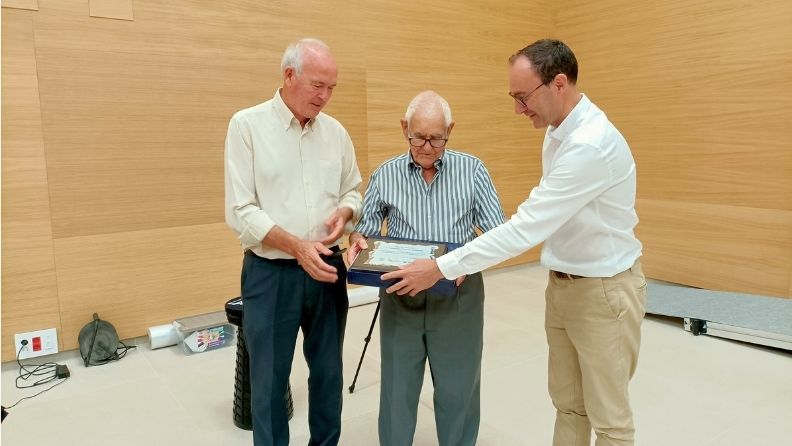 Laureano Cantón Salmerón recibe la placa de reconocimiento como parralero más veterano de manos de Ramón Gil
