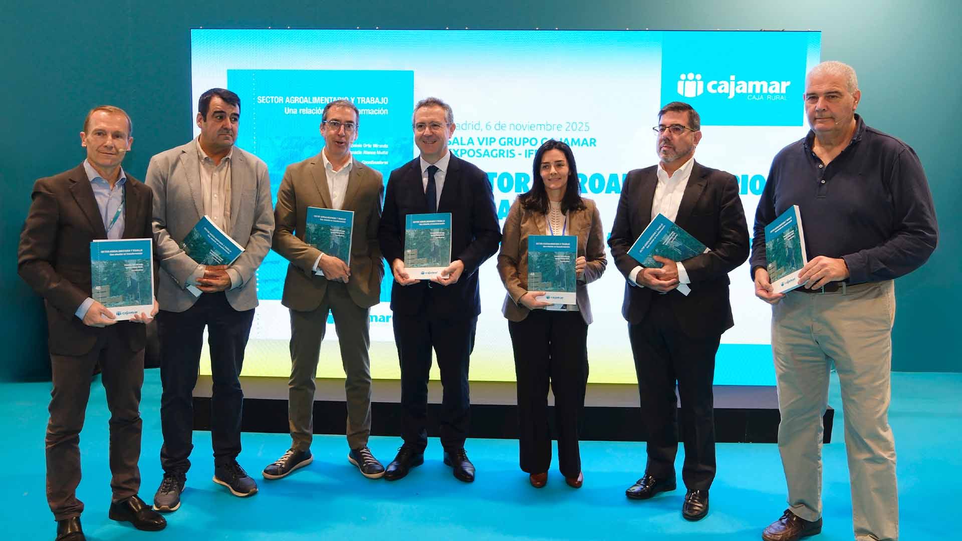 Foto de familia con los coordinadores de la obra y los participantes en la mesa redonda en Expo Sagris.