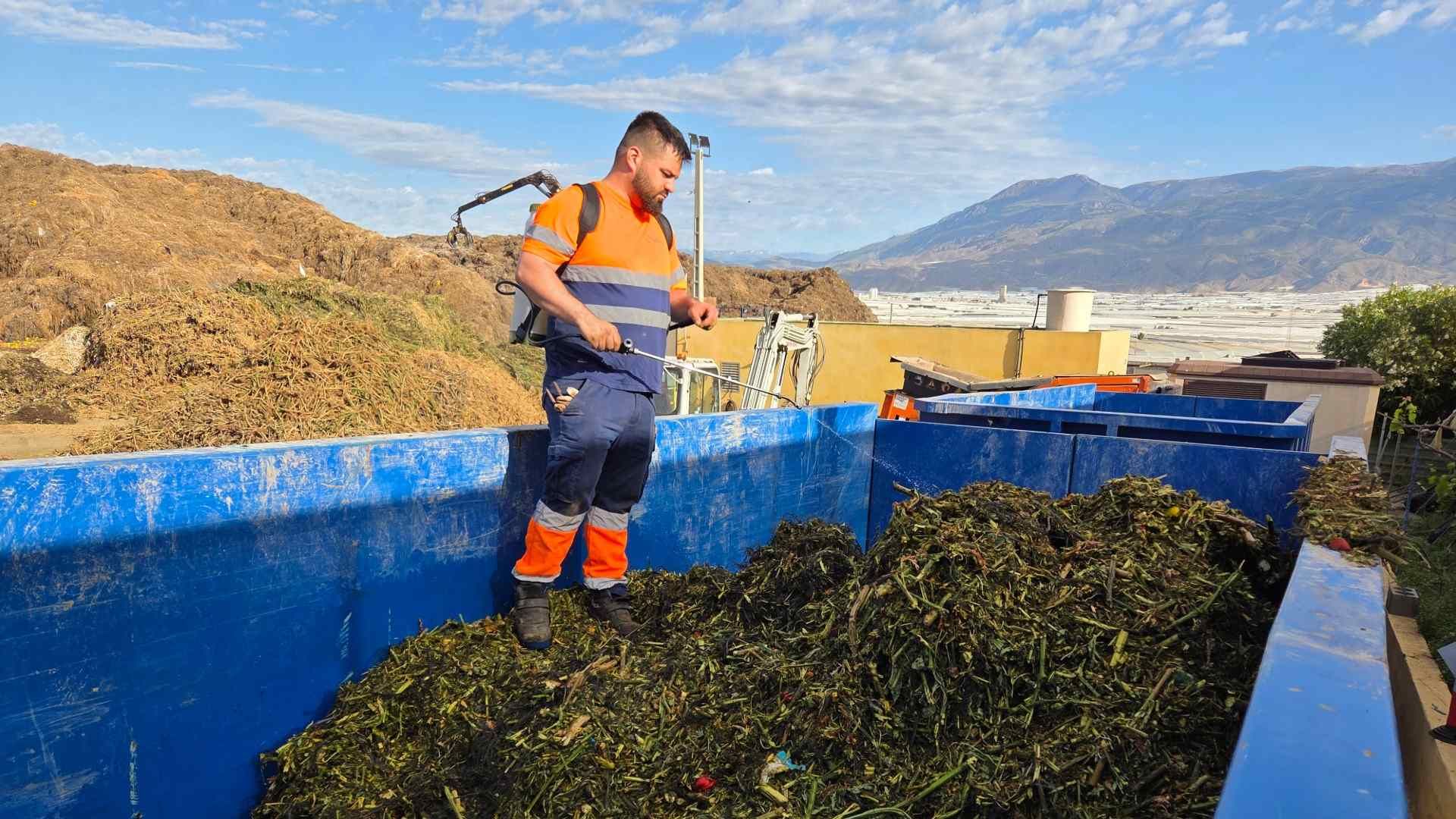 Proceso de compostaje 2 en cubas de 30 m3 tipo camión multilift en Servicios Ambientales Las Chozas.