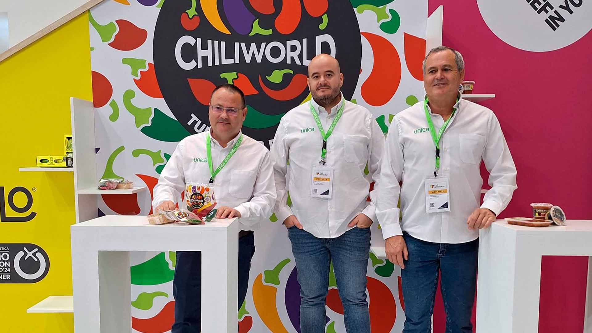 Manuel López, en el centro de la imagen, en una feria del sector con Unica Group.