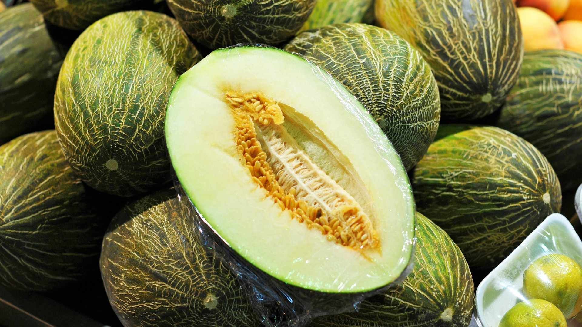 Piezas de melón en supermercado.