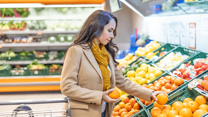 Una mujer compra productos ecológicos en el supermercado.