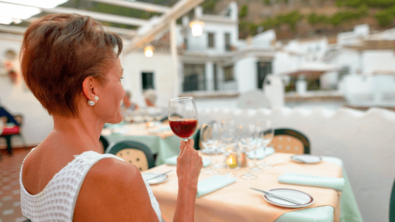 Turista con una copa de vino en España