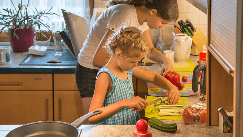 Niños ayudan en la cocina