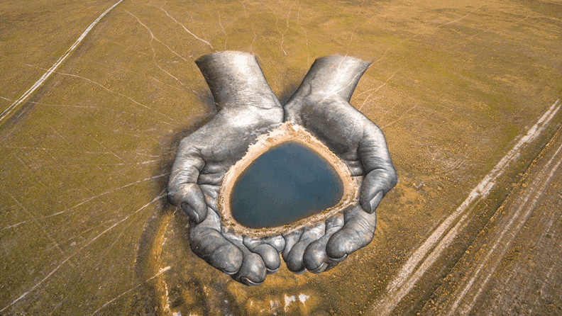 El artista francés Saype presenta su primera obra en España denunciando la crisis hídrica