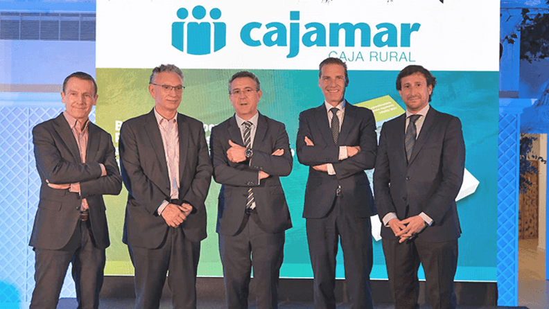 El delegado del Gobierno en Extremadura, José Luis Quintana; junto al presidente de Cajamar, Eduardo Baamonde; el director en Extremadura, Raúl Ortega, y otros directivos de la entidad.