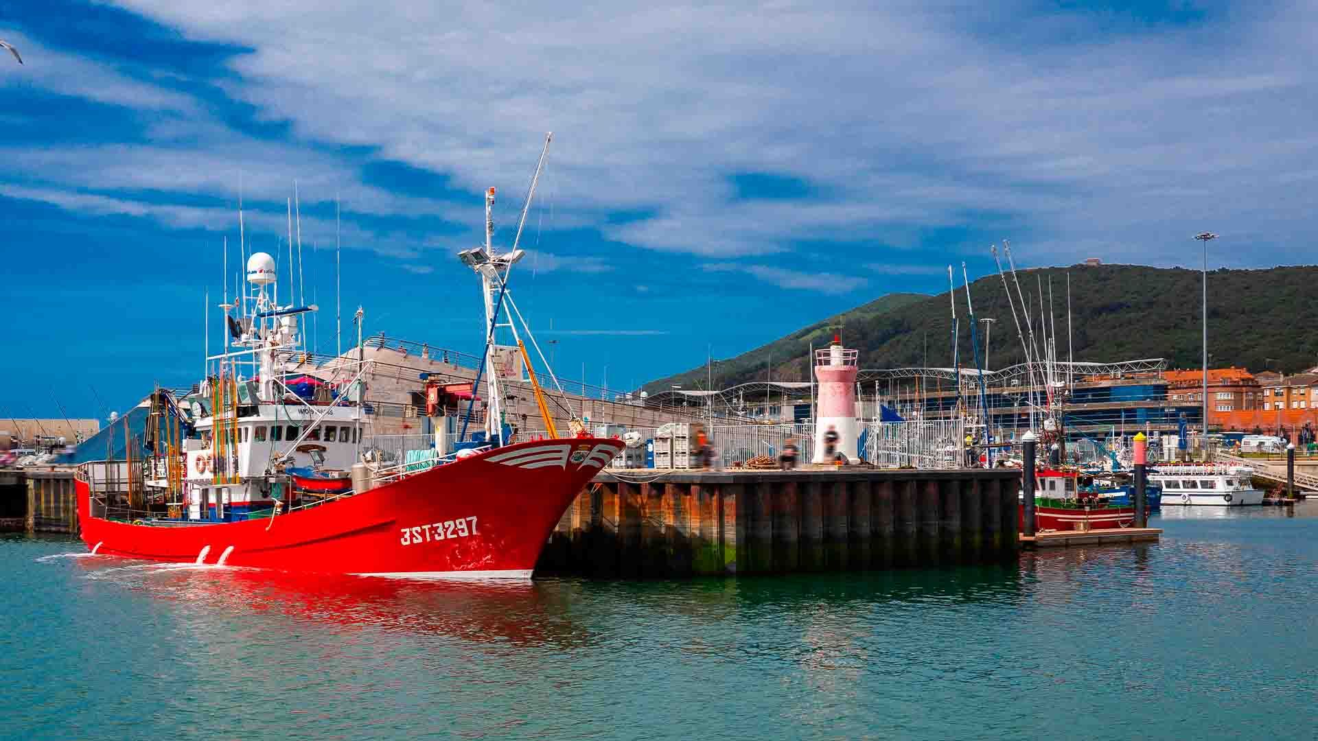 Barco de pesca atracado en el Puerto de Trasmiera (Cantabria).