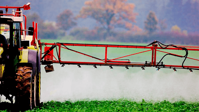 Un granjero utiliza pesticidas en su terreno en Brandeburgo (Alemania). Efeagro/Patrick Pleul