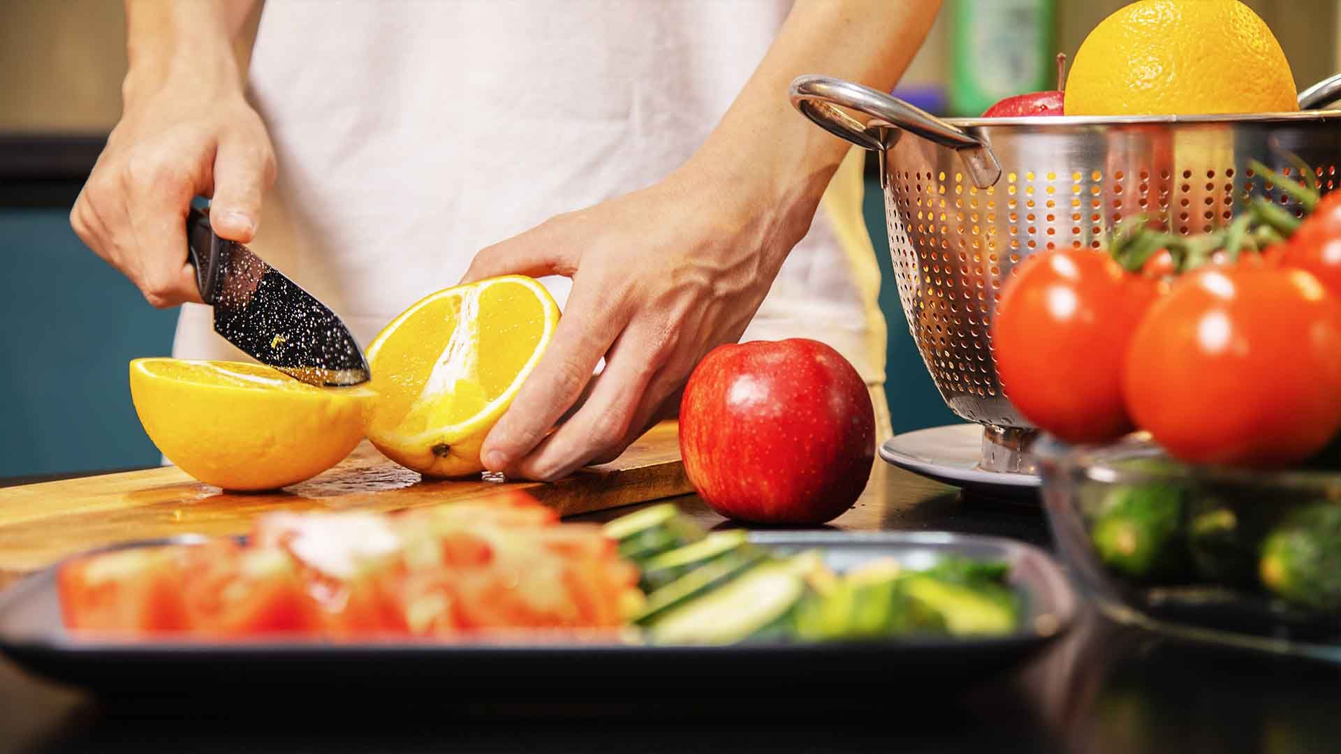 Elaboración de una receta con verduras.