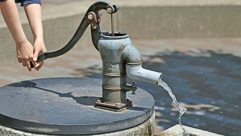 Pozo con tecnología de extracción del siglo pasado