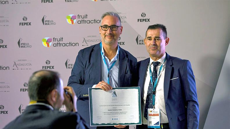 Javier Bolaños, director del programa 'Cambio Climático' de RTVA, recibe el reconocimiento en la categoría 'Sostenibilidad', patrocinada por Cajamar