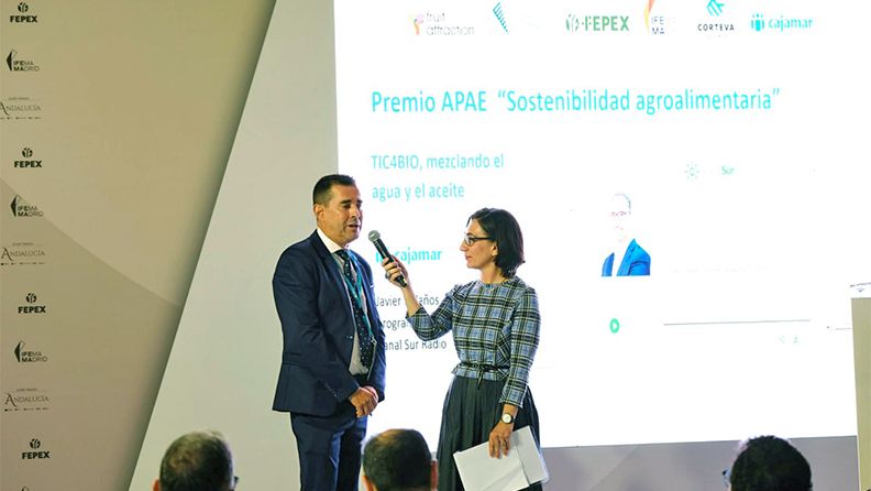 El subdirector general de Cajamar, Jesús Vargas, junto a la vicepresidenta de APAE, Elisa Plumed