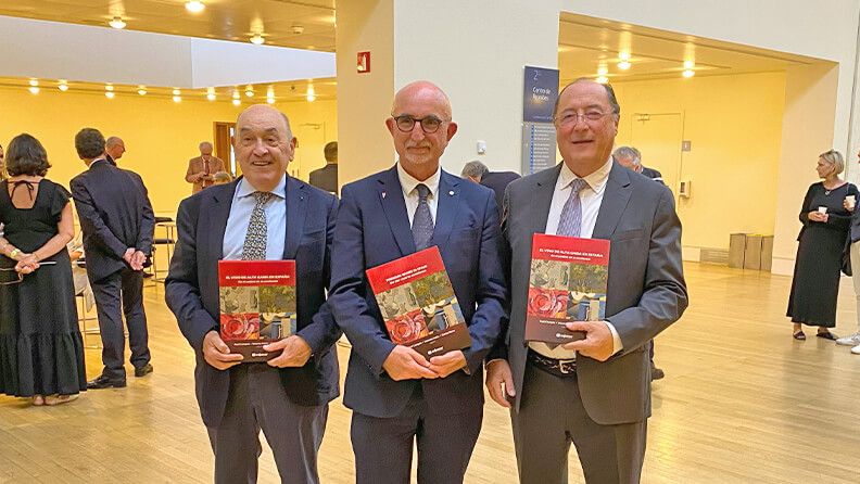 Los coordinadores de la obra Carlos Moro, Raúl Compés y Vicente Sotés recogieron el galardón en la gala celebrada en Lisboa.