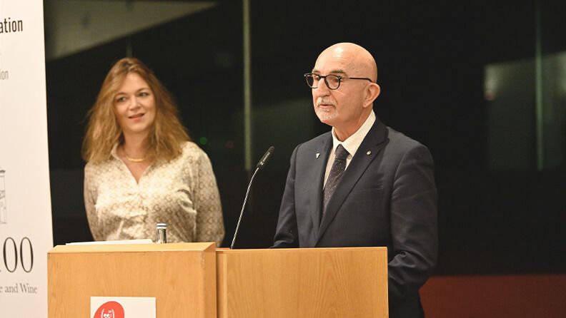 Raúl Compés, durante su intervención, tras recoger el premio.