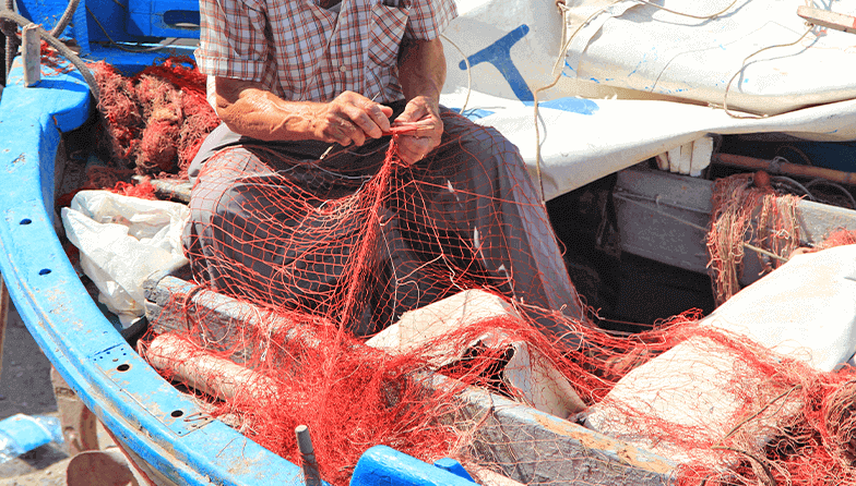 Pescador repara red