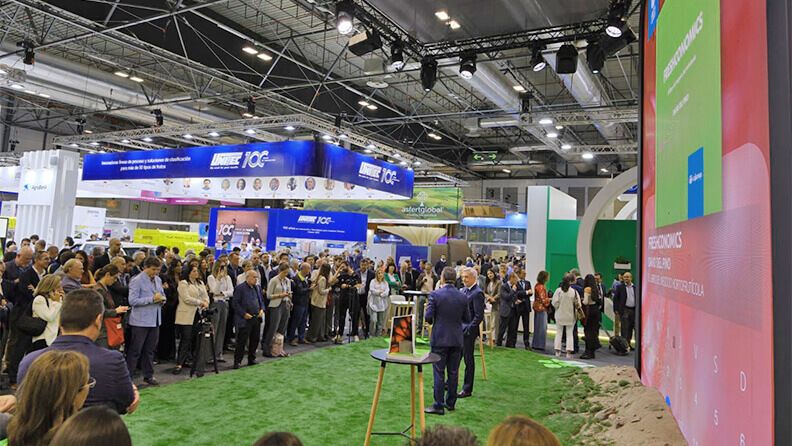 Momento de la presentación de la nueva publicación en el estand de Cajamar.