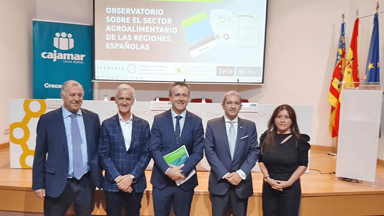 Foto de familia de la presentación Observatorio sobre el sector agroalimentario de las regiones españolas. Informe 2021; en Valencia