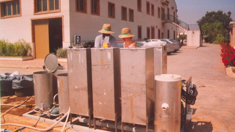 Prototipo de extracción de índigo instalado en el Centro de Experiencias Cajamar en Paiporta, Valencia