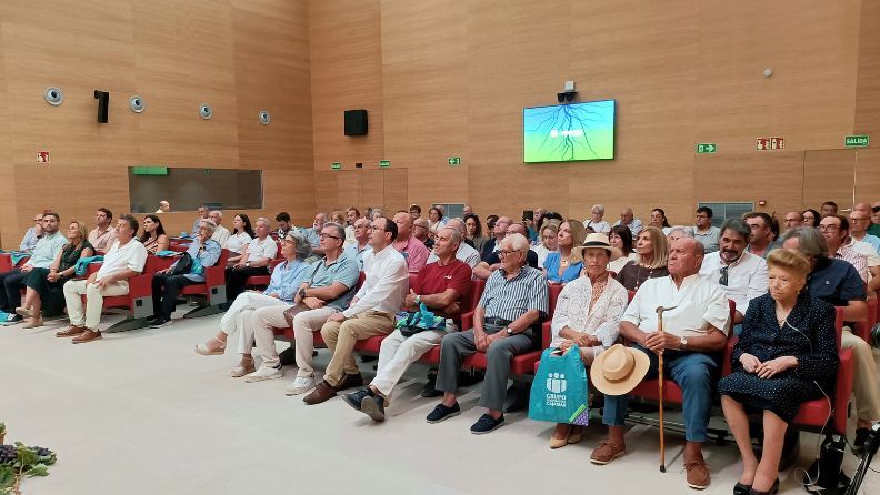Público asistente en el salón de actos de la Estación Experimental Cajamar Las Palmerillas durante el homenaje a los parraleros de Almería