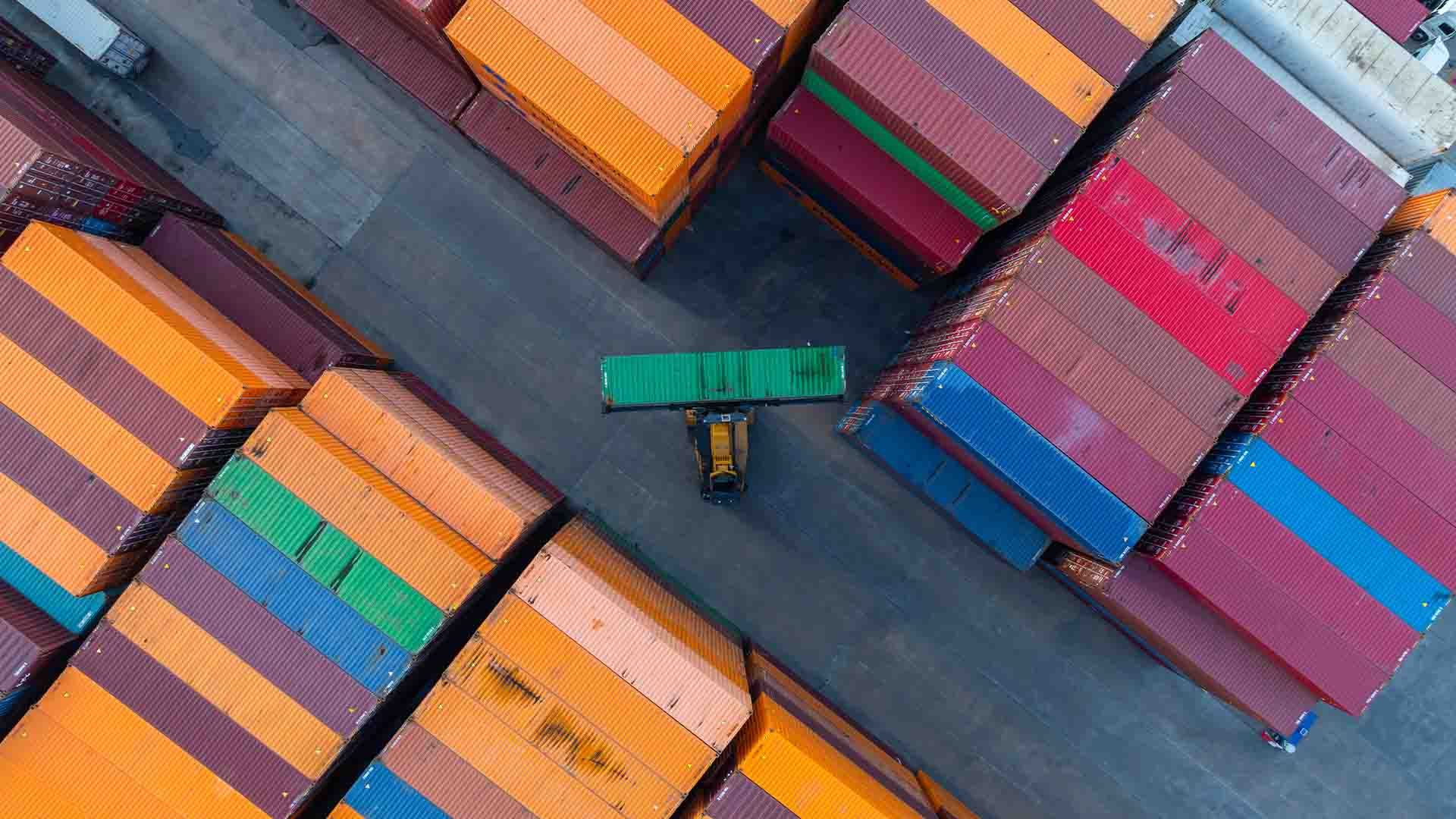 Vista aérea de un puerto comercial.