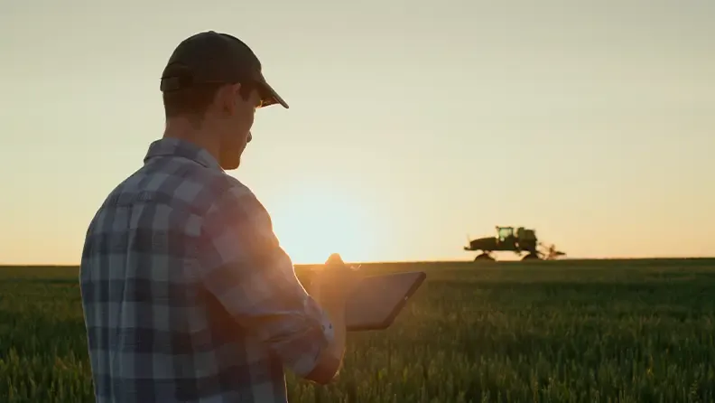 Agricultor con una tablet en un campo de cereal