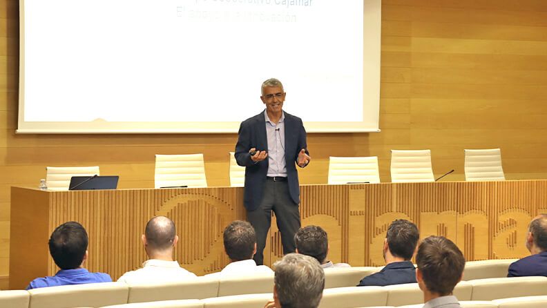 Roberto García Torrente recibe a los integrantes de las startups.