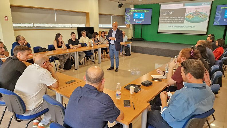 Ricardo García con los emprendedores en la Estación Experimental Cajamar