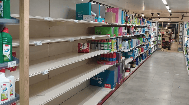 Imagen de un lineal vacío de papel higiénico. EFEAGRO/Oscar Tomasi.